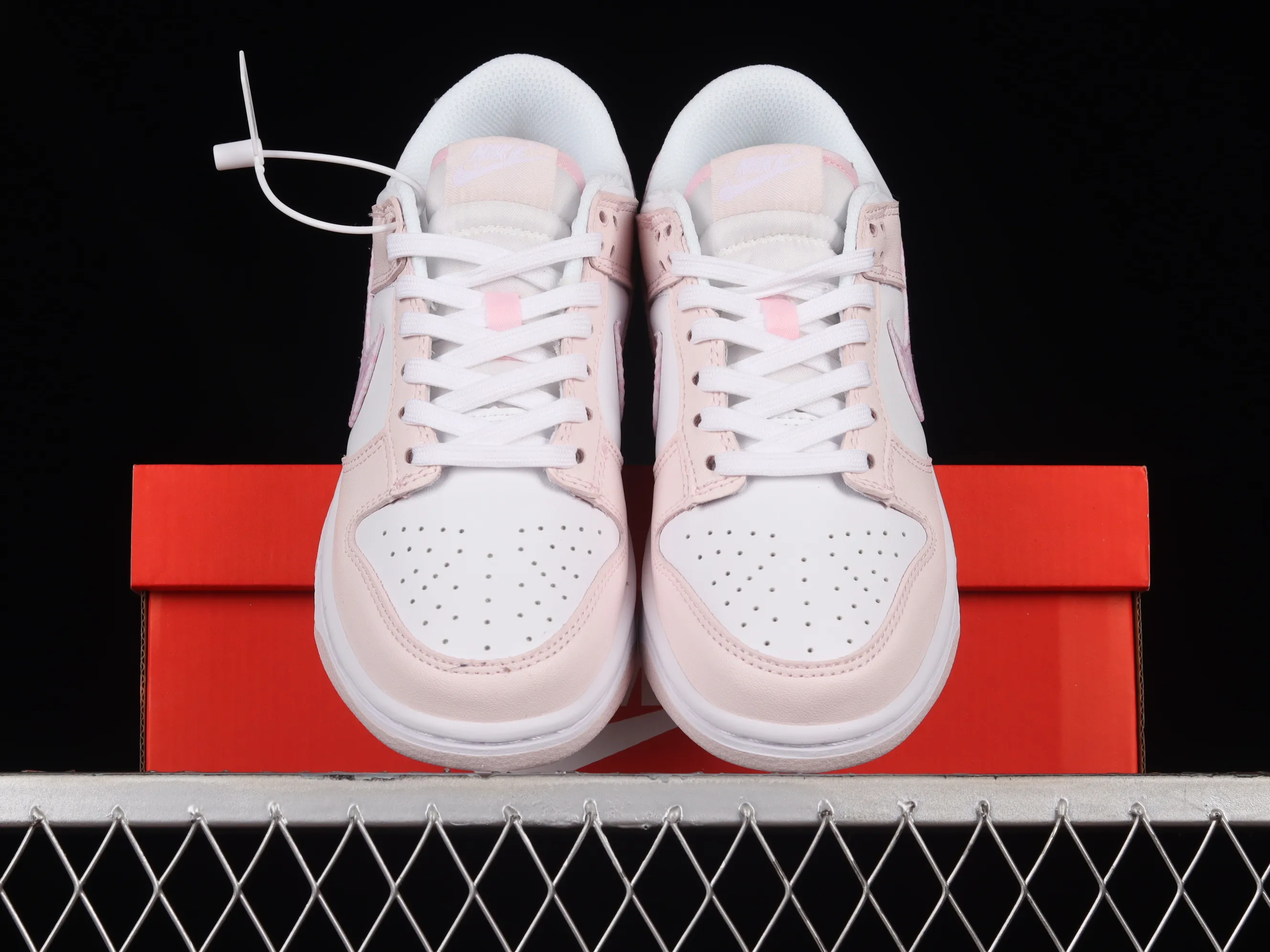 All Categories Nk SB Dunk Series Nk SB Dunk Low Low-top sneakers Cost-effective version Nk Dunk Low "Pink Paisley" Sakura pink SB low-top sports and leisure sneakers FD1449-100